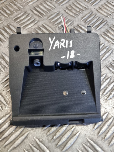 Toyota yaris front - front, camera